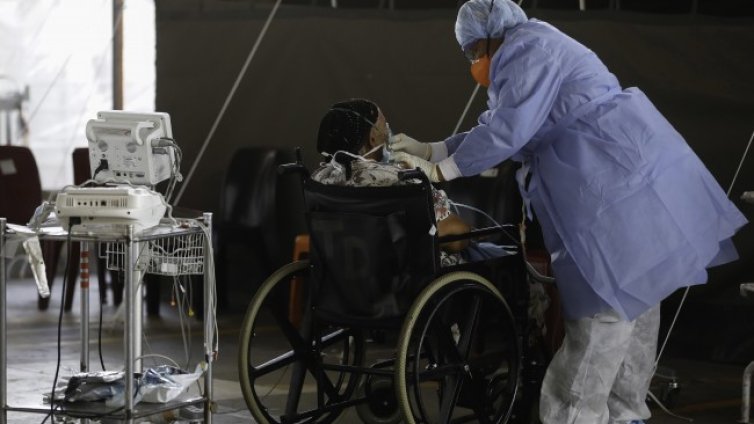  Южна Африка &bdquo;замразява&ldquo; употребата на ваксината на "АстраЗенека"