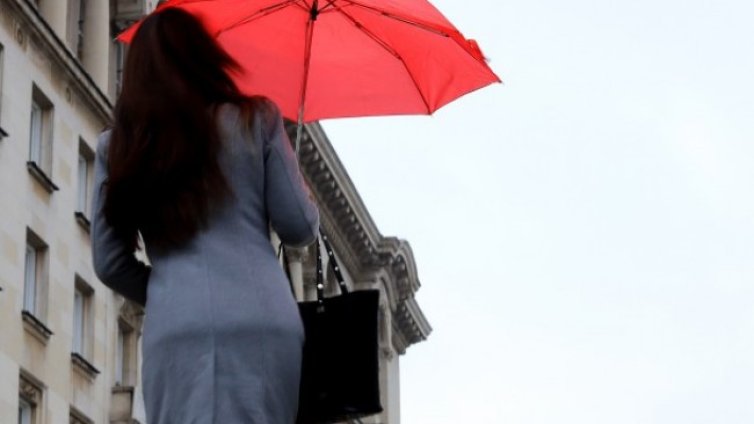 Времето днес: Облачно, ще започва да вали от Запад