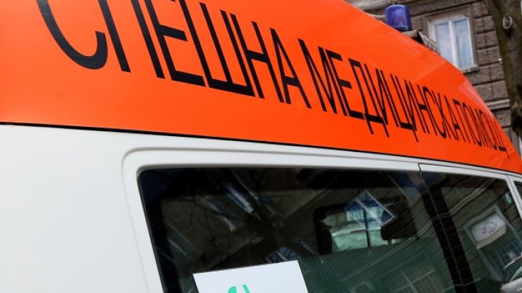 Мъж със срязана китка извадил нож срещу лекар 