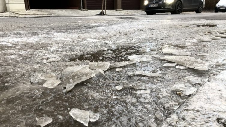 Не се вижда краят на студа, градусите падат още през уикенда