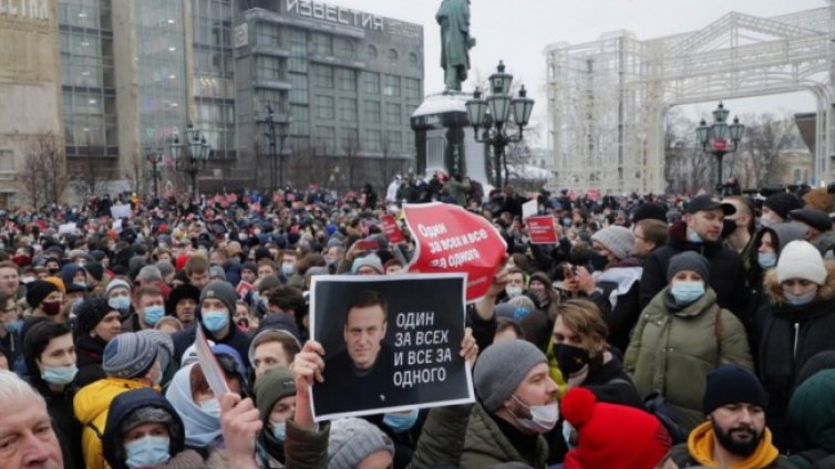 В Русия полицията претърси офиси на сподвижници на Навални