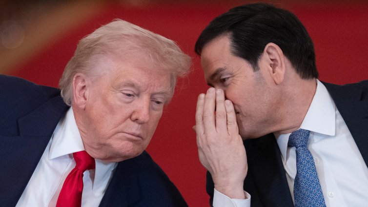 Тръмп подарява евтини обувки на "най-добрите" си мъже, те се страхуват да не ги носят 