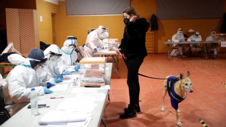 Сепаратистките партии печелят предсрочния вот в Каталуния