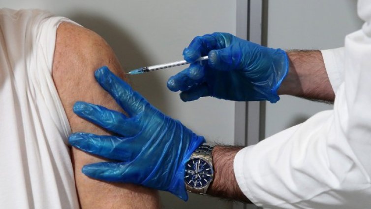 Възрастен грък почина 8 минути след ваксинация