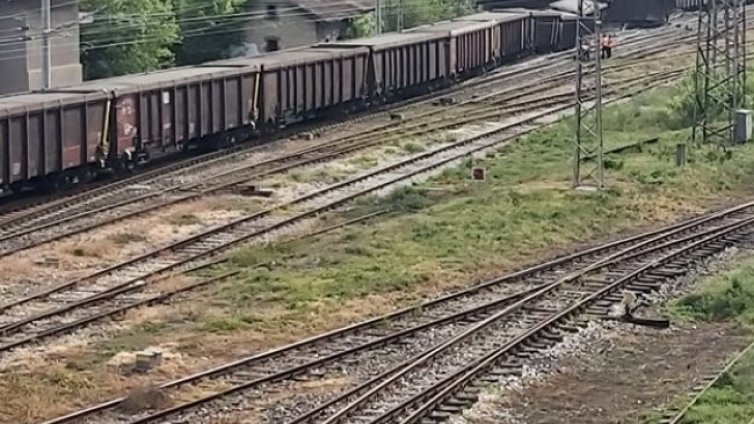 Влак помете камион в Лом, бариерата не била спусната