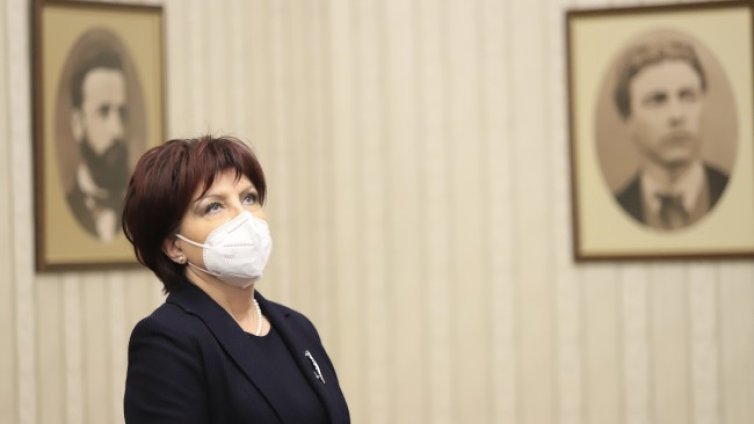 Караянчева: Не е сериозно да се свързва ваксинацията с изборите