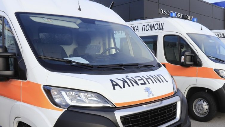 Жена блъсна с кола своя колежка и избяга