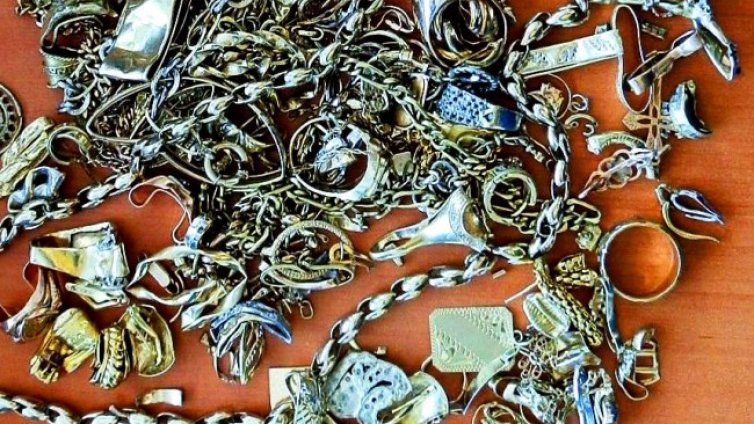 Трима продали фалшиви златни бижута за 4000 лв. в Кърджали 