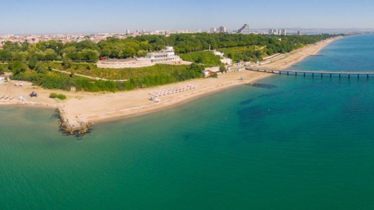 Проверяват за чистота водата в Бургаския залив