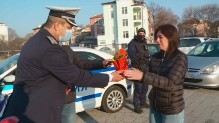Полицаите в Пловдив спират не с палка, а с цвете днес 