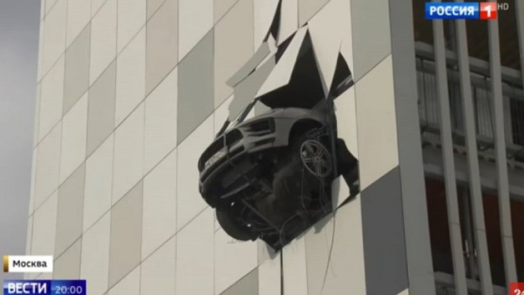 Кола увисна от третия етаж на сграда в Москва