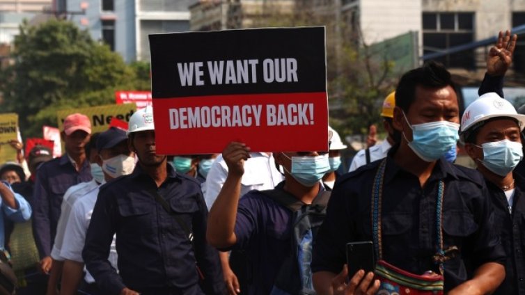 Полицаи откриха огън по тълпа в Мианмар, убиха двама