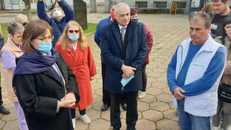 Избори 2021: Нинова критикува приватизацията на болницата в Раднево