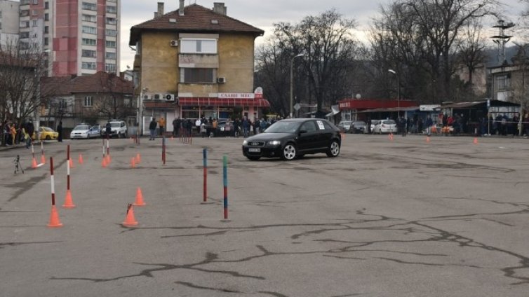 14 дами въртяха гуми в традиционното женско рали в Ловеч