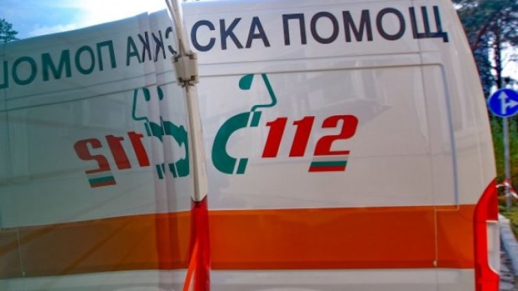 Влак удари кола на жп прелез при спусната бариера 