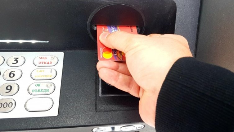 Банкомати по селата няма, масово парите в "бурканбанк"