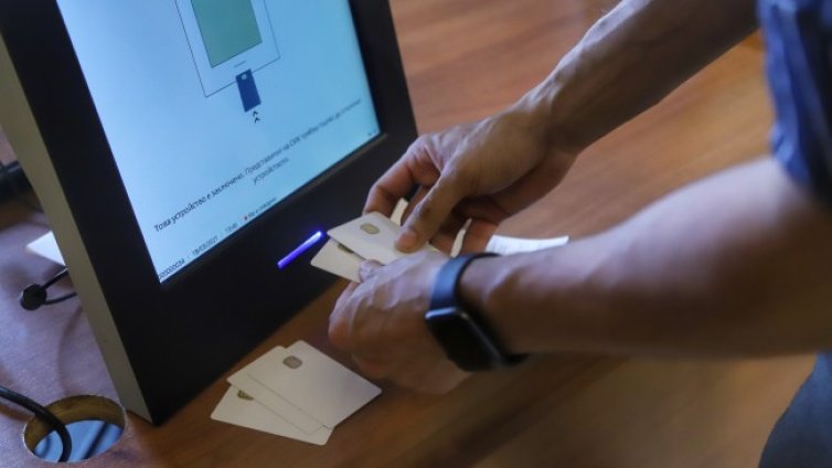 ЦИК продължава да иска забрана за заснемане на броенето на гласовете