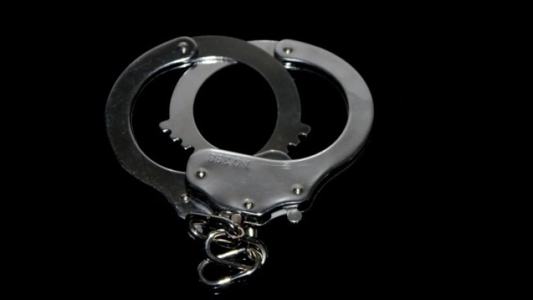 Задържаха мъж, заключил и малтретирал 10 дни жена в дома си