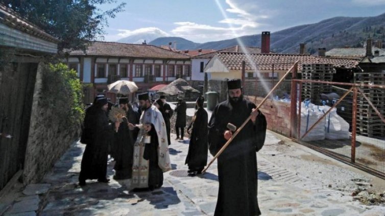 Монасите в Света гора започнаха да се ваксинират 