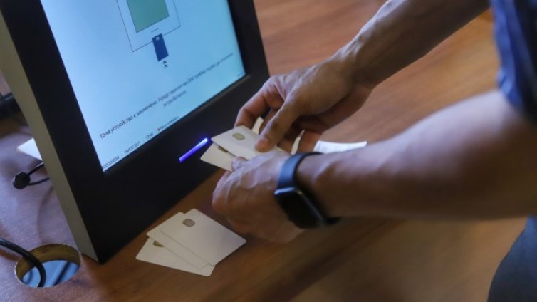 Избори за народни представители 2021: Как могат да гласуват избиратели под задължителна карантина или изолация?