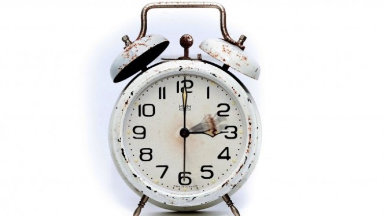 Местим стрелките с един час напред тази неделя