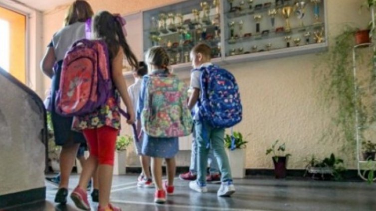 Първокласници от крайни квартали ще пътуват по 10 км до училище