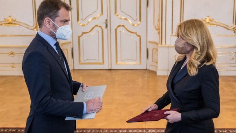 Премиерът на Словакия подаде оставка в кризата 