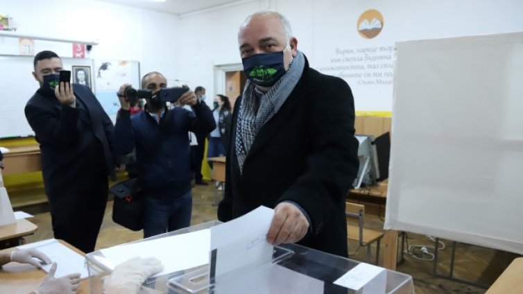 Арман Бабикян: Гласувах да няма феодална държава