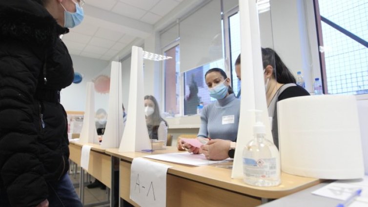 Човек припадна в РИК-Хасково, другите: Палим бюлетините!