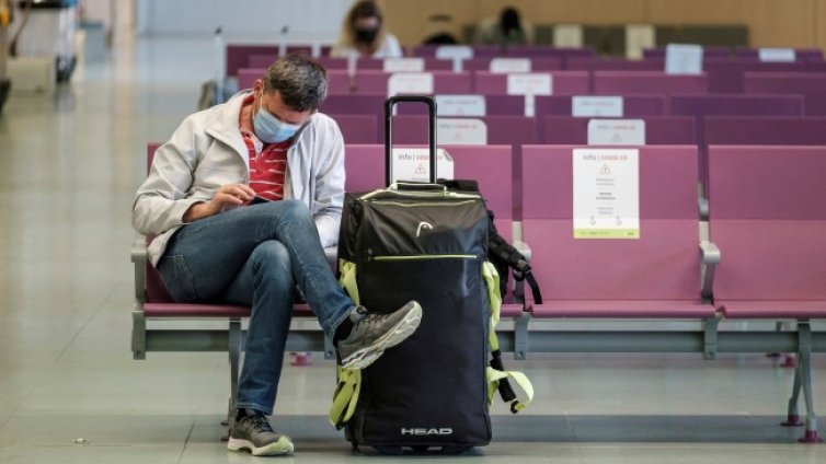 Как хората остават да живеят на летищата с месеци, а понякога и с години?