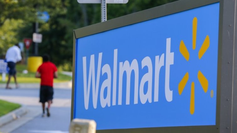 Уволнен служител нахлу с кола в Walmart и прави "кръгчета"