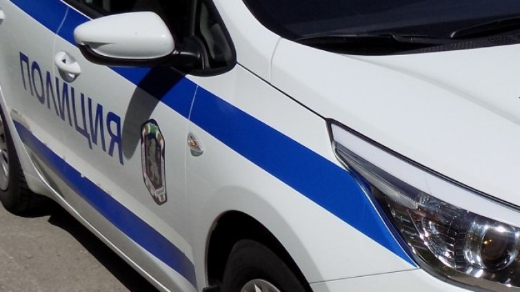 Пиян и без книжка блъсна колата си в порта на дом в Разложко 