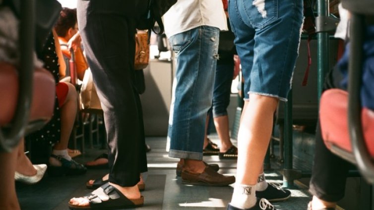 Хора пътуват в претъпкани автобуси по маршрута Първенец &ndash; Пловдив