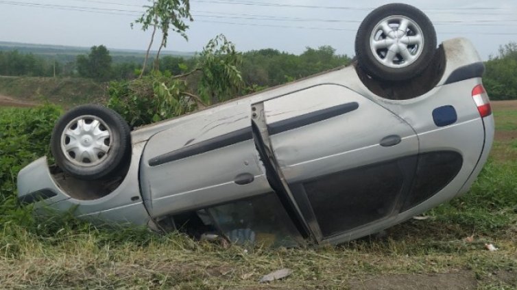 Кола с трима възрастни и две деца се обърна на пътя Варна - Бургас 