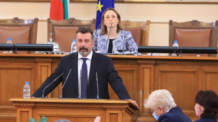 Трифонов даде поле на Станев: ГЕРБ са "пияни бабаити в селска кръчма"