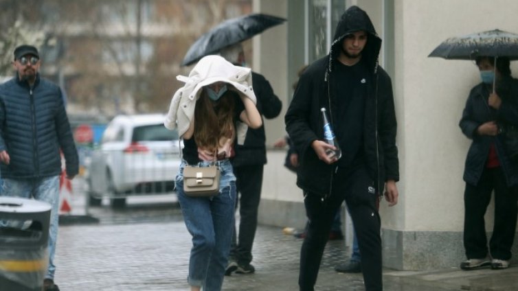 Облаци и дъжд в почти цялата страна, живакът до 14&deg;