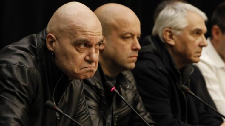 Слави Трифонов мълчи за властта, пусна пост за Априлското въстание