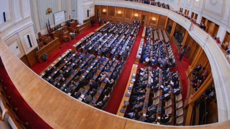 121 депутати ще приемат закони, НС влиза в социалните мрежи
