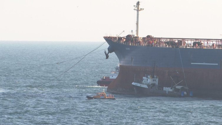 Танкерът "Кайрос" вече е в Бургаския залив