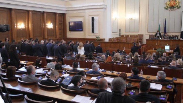 Депутатските заплати и анти-ГЕРБ партиите, вкараха ли си автогол?