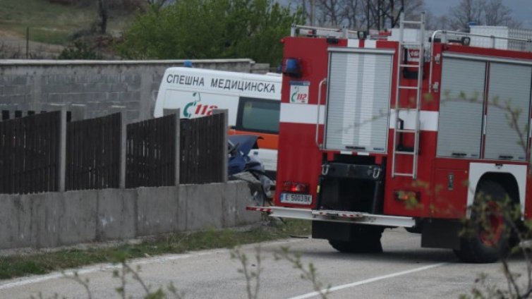 Кола се заби в дърво в Благоевградско, има един загинал