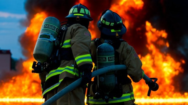 Цех за боядисване на автомобили гори край Бургас