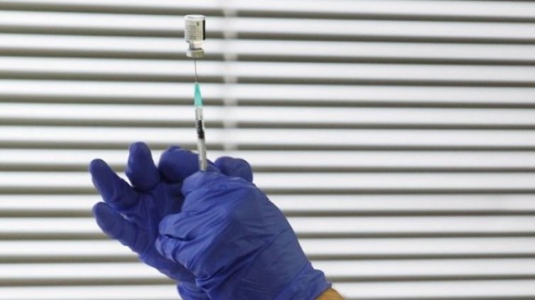 Лични лекари стоят с часове на опашка за ваксини в София