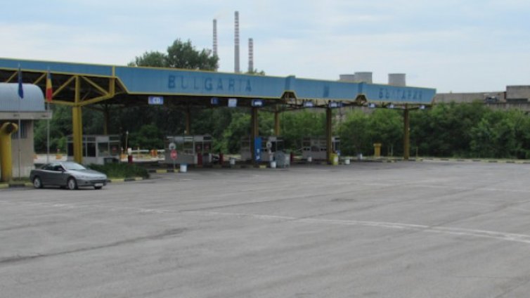 Митнически служители откриха над 95 000 недекларирани паунда