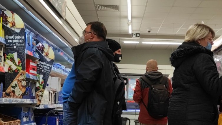 От 1 май пада коридорът за възрастни в магазините, как ще учат учениците?