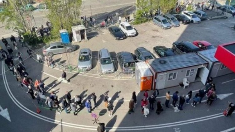 Дълги опашки за ваксина се образуваха пред центровете в София