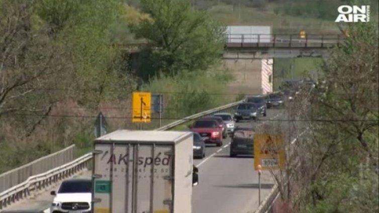 Задръствания и засилено полицейско присъствие в първия почивен ден