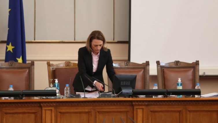 Скандал в парламента за пенсиите: Ива Митева прекрати заседанието