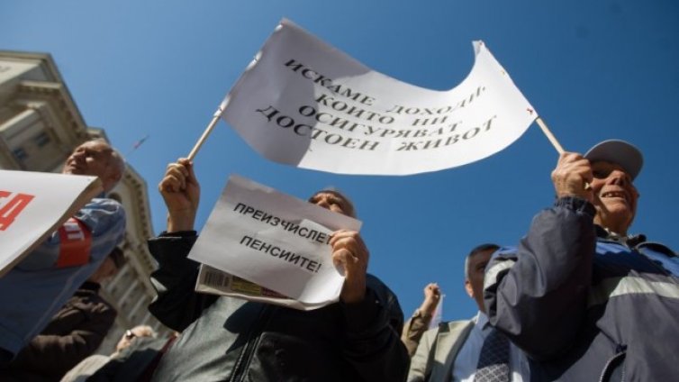 Изплащат пенсиите и добавката от 50 лева от петък 