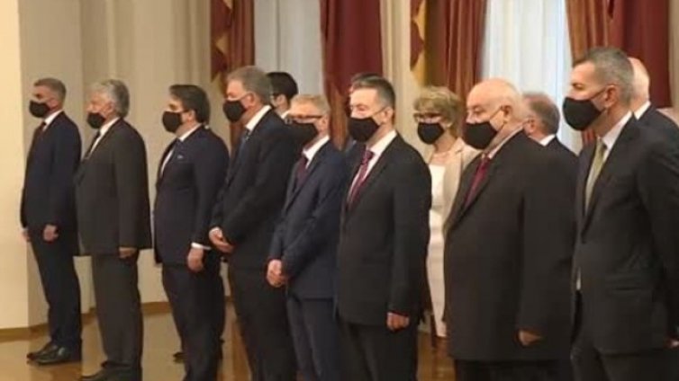 Служебният кабинет - разнообразен, но с ясни символи